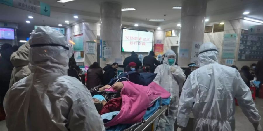 Mediziner behandeln einen Patienten im  Krankenhaus in Wuhan