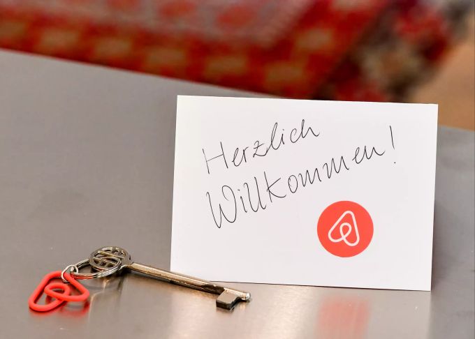 Ein Schlüssel mit einem Airbnb-Anhäger und eine Herzlich-Willkommen-Karte liegen in der Wohnung eines Airbnb-Gastgebers für den Gast bereit. (Symbolbild) Airbnb Schlüssel Willkommen
