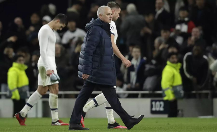 Grimmiger Blick bei Tottenham-Trainer José Mourinho nach der Niederlage.