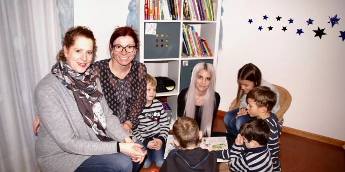 Barbara Langenegger (links) von der Schulbehörde und Sandra Stadler (zweite von links) vom Gemeinderat haben den gut laufenden Hort für Schulkinder von Güttingen weiterentwickelt. Anja Szucher; Leiterin Hort und die Kinder freuen sich auf weitere Gspänli im Hort Güttingen. Hort Güttingen