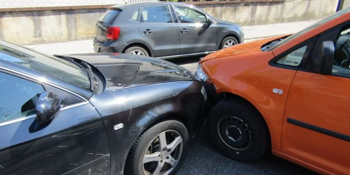 Verkehrsunfall zwischen zwei Personenwagen in Netstal.