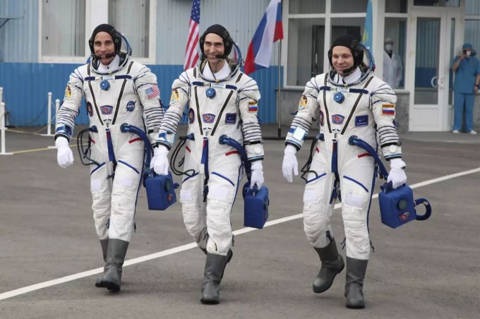 Das vom Pressedienst der Weltraumagentur Roscosmos Space Agency veröffentlichten Handout-Foto zeigt den US-Astronauten Chris Cassidy (l) und die russischen Kosmonauten Anatolij Iwanischin (m) und Iwan Vagner, vor ihrem Flug zur ISS. Kazakhstan Russia Space Station