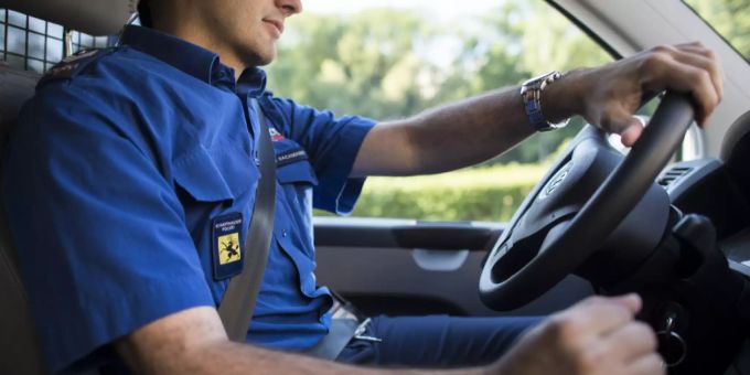Neben den 22 Übertretungen wurde ein Personenwagen gemessen, der den Rasertatbestand erfüllte. Geschwindigkeitskontrolle