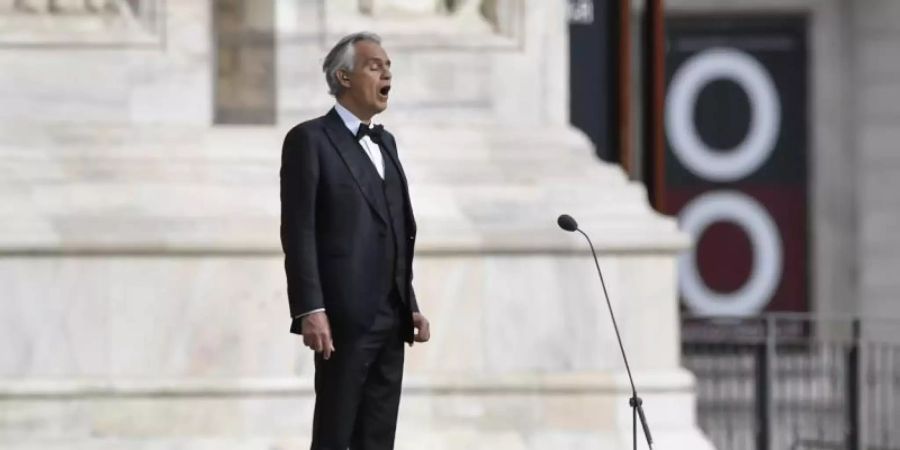 Andrea Bocelli (l) gab am Ostersonntag vor dem Mailänder Dom ein Konzert. Foto: Claudio Furlan/LaPresse/AP/dpa