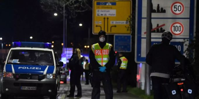 Die deutsche Polizei bei einer Verkehrskontrolle. (Symbolbild) polizei deutschland