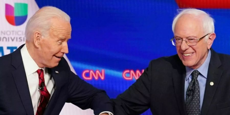 Präsidentschaftsbewerber Joe Biden (l.) und Bernie Sanders