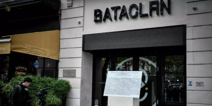 Blumen vor dem Konzertsaal Bataclan, wo die Extremisten 90 Menschen töteten Blumen vor dem Konzertsaal Bataclan, wo die Extremisten 90 Menschen töteten