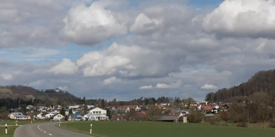 Einfahrtstrasse Richtung der Gemeinde Hendschiken.