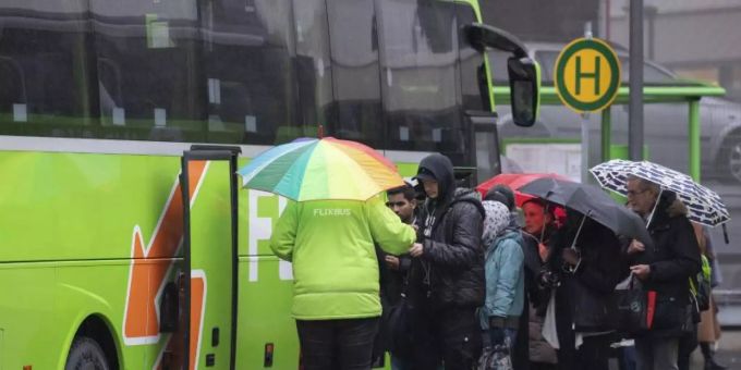 Fahrgäste besteigen in Frankfurt am Main einen Bus der Firma Flixbus. Foto: Boris Roessler/dpa Fahrgäste besteigen in Frankfurt am Main einen Bus der Firma Flixbus. Foto: Boris Roessler/dpa