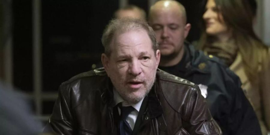 Harvey Weinstein beim Verlassen des Gerichtsgebäudes. Foto: Mark Lennihan/AP/dpa