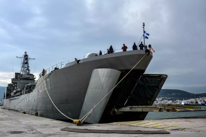 Ein Militärschiff aus Griechenland liegt im Hafen von Lesbos. Das Schiff hat heute die Insel Lesbos erreicht, um Hunderte Migranten an Bord zu nehmen. Die rund 400 Betroffenen, die ab dem 1. März die Ostägäis-Insel von der Türkei aus erreichten, sollen zunächst an Bord des Schiffes bleiben, dann in ein geschlossenes Camp auf dem Festland gebracht und anschliessend in ihre Herkunftsländer ausgewiesen werden. Migranten auf Lesbos