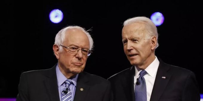 Bernie Sanders (l) und Joe Biden stehen im Februar während einer TV-Debatte nebeneinander. joe biden bernie sanders