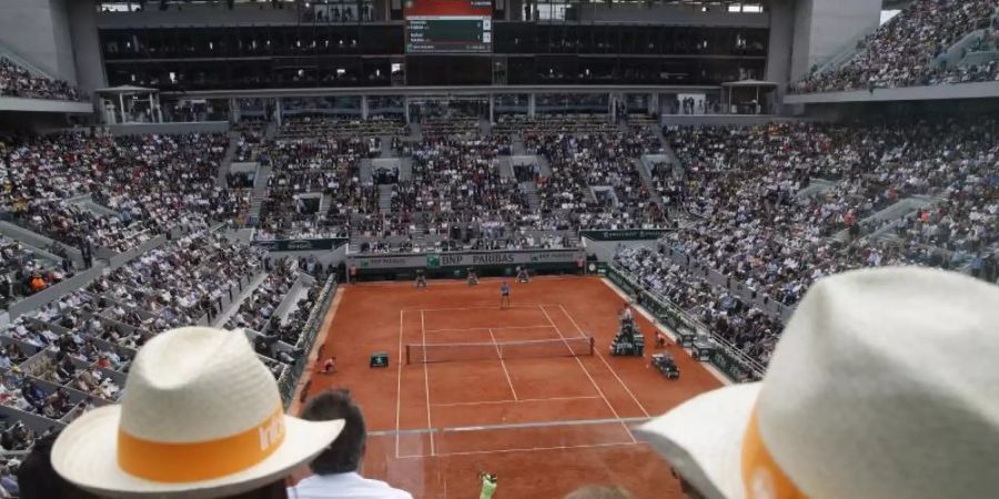 Die French Open in Paris werden in den Herbst verlegt. Foto: Christophe Ena/AP/dpa