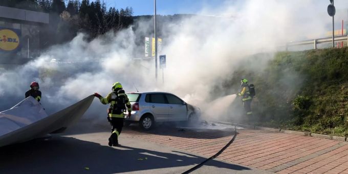 Feuerwehreinsatz wegen Fahrzeugbrand auf Parkplatz.