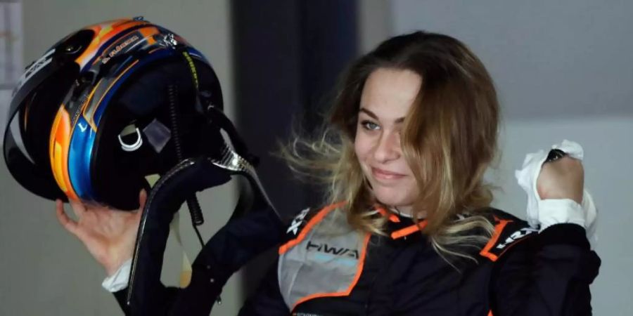 Kritisiert erneut die aus ihrer Sicht fehlende Chancengleichheit im Motorsport: Sophia Flörsch. Foto: Luca Bruno/AP/dpa