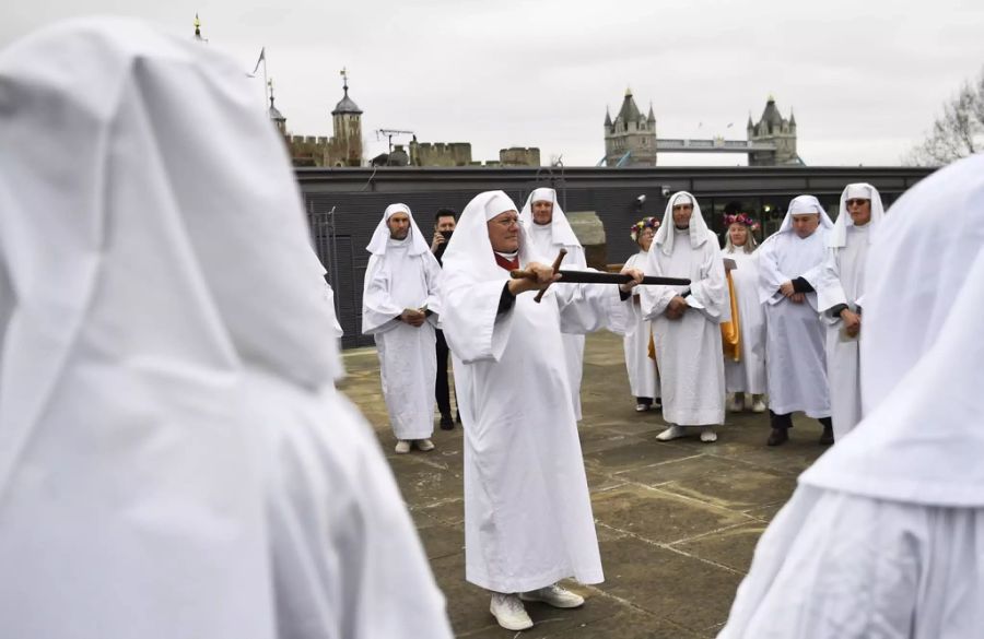 Druide in Grossbritannien führen ein Ritual zur Sommerwende durch.