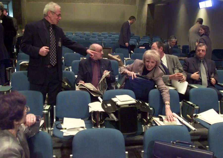 Die SVP-Ecke im Nationalrat mit Kurt Wasserfallen, Simon Schenk und Ursula Haller, von links, richtet sich am Montag, 5. März 2001, im Kongresshaus in Lugano für die Session ein.