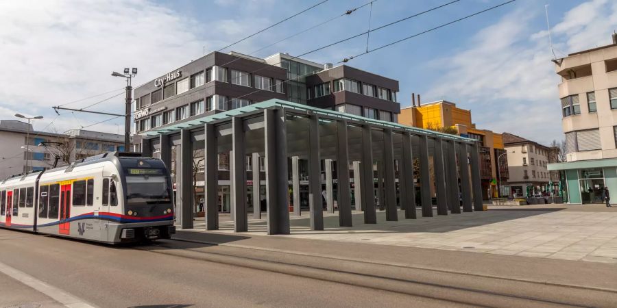 Der Kirchplatz in Dietikon mit der Dietiker Bahn.