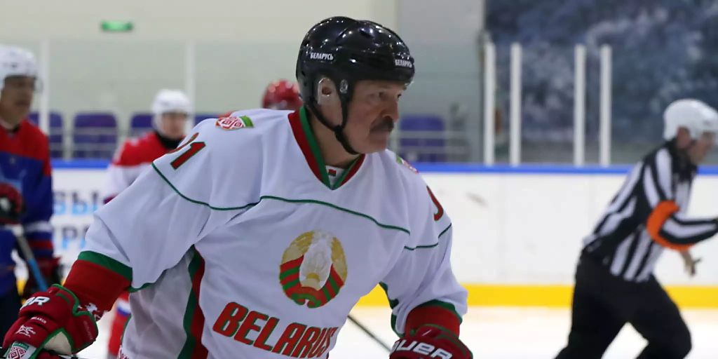 Aljaksandr Lukaschenka spielt während CoronaKrise Eishockey