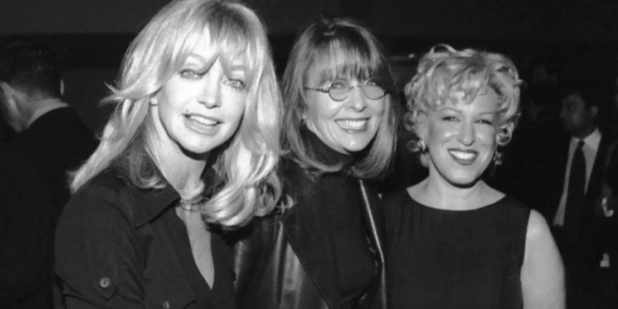 Goldie Hawn, Diane Keaton und Bette Midler bei der Premiere ihres Films «Der Club der Teufelinnen» im Jahr 1996. Foto: Vince Bucci/dpa