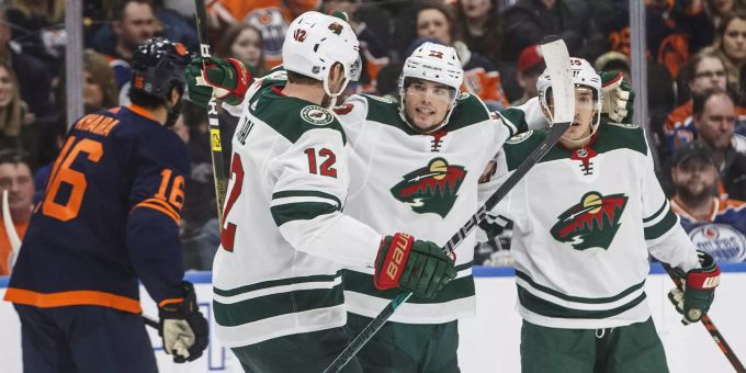 Kevin Fiala (m.) jubelt mit Eric Staal (l.) und Hattrick-Schütze Jared Spurgeon. Kevin Fiala NHL