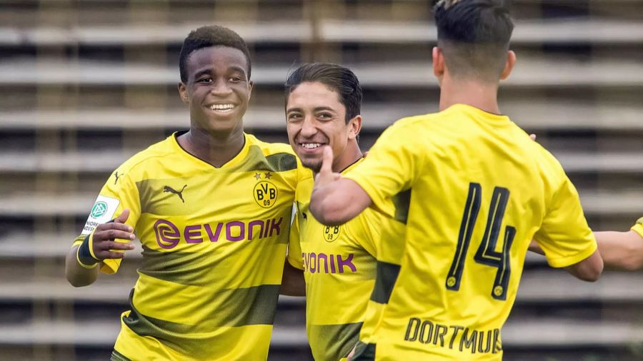 Youssoufa Moukoko feiert ein Tor für den Nachwuchs des BVB.