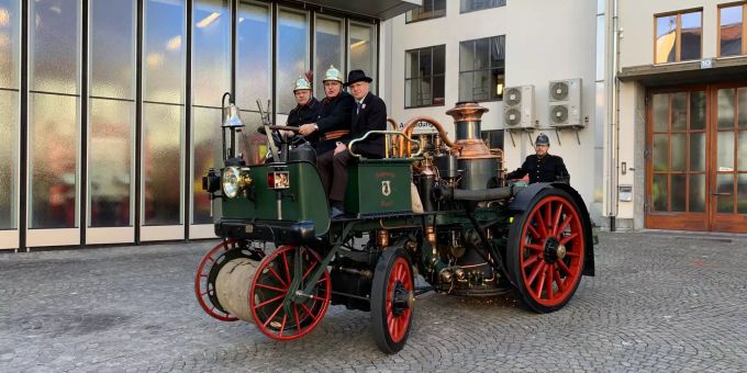 Regierungsrat Baschi Dürr, Vorsteher des Justiz- und Sicherheitsdepartementes, begleitet die Einfahrt der revidierten Automobildampfspritze in den Lützelhof, Automobildampfspritze Lützelhof