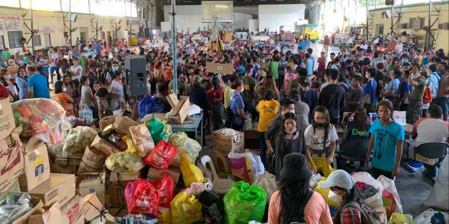 Zahlreiche Menschen, die aus Gegenden evakuiert wurden, die von dem Vulkan «Taal» bedroht waren, befinden sich in einem Evakuierungszentrum in Tanaun in der Provinz Batangas.