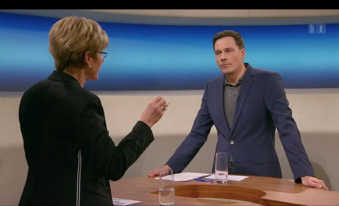 Verena Herzog (SVP) diskutiert an der Rundschau-Theke mit Moderator Dominik Meier. herzog Meier Rundschau SVP
