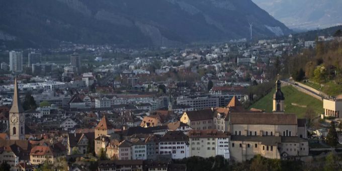 Blick auf den Churer Hof mit der Kirche St. Maria Himmelfahrt. Chur Stadt
