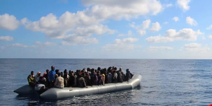 Migranten auf einem Boot im Mittelmeer. (Symbolbild) Migranten im Mittelmeer