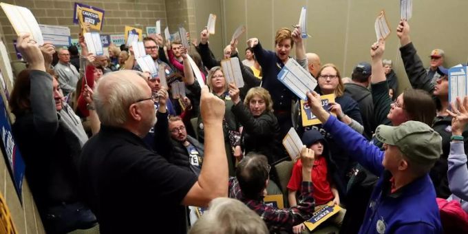 In einem Stimmbezirk wird nach technischen Problemen per Hand gezählt. Foto: Kevin E. Schmidt/Quad-City Times via ZUMA Wire/dpa vorwahlen iowa