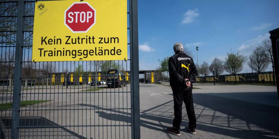 Die Bundesliga-Clubs sind weitgehend zurück auf dem Trainingsplatz – in Kleinstgruppen unter strengsten behördlichen Auflagen.