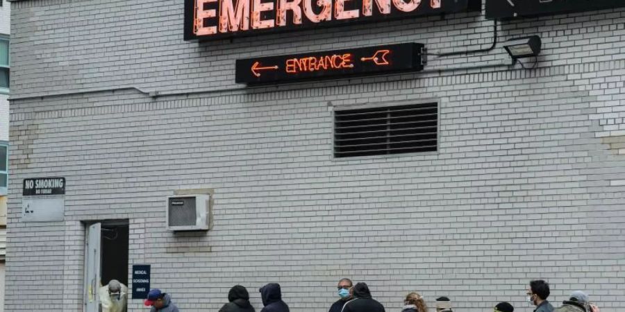 Menschen stehen vor einem Coronavirus-Testzentrum in New York Schlange. Foto: Marcus Santos/ZUMA Wire/dpa