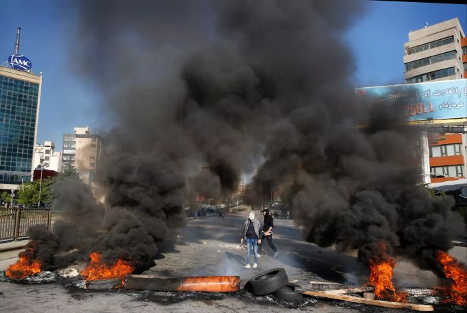 Demonstranten blockierten Strassen und setzten Reifen in Brand. Libanon demos