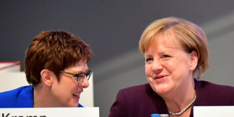 CDU-Chefin Kramp-Karrenbauer und Kanzlerin Merkel