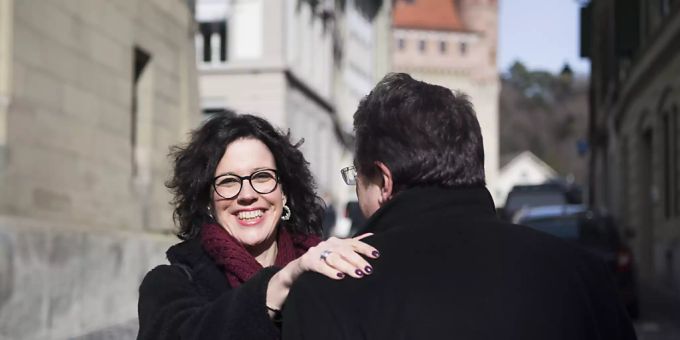 Die neue Waadtländer FDP-Staatsrätin Christelle Luisier (links) mit dem bisherigen FDP-Staatsrat Pascal Broulis am Sonntag vor dem Regierungssitz in Lausanne. Die neue Waadtländer FDP-Staatsrätin Christelle Luisier (links) mit dem bisherigen FDP-Staatsrat Pascal Broulis am Sonntag vor dem Regierungssitz in Lausanne.