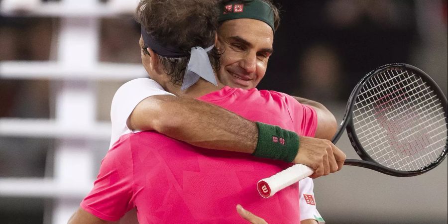 Roger Federer umarmt Rafael Nadal nach dem Match in Afrika.