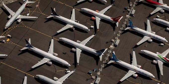 Der Flugzeughersteller Boeing ist wegen der mit Flugverboten belegten Boeing 737 Max 8 erstmals seit über zwei Jahrzehnten in die roten Zahlen geflogen. Das Grounding des Flugzeugtyps reisst ein Loch von 18 Milliarden Dollar in die Kasse. (Archiv) boeing 737 max