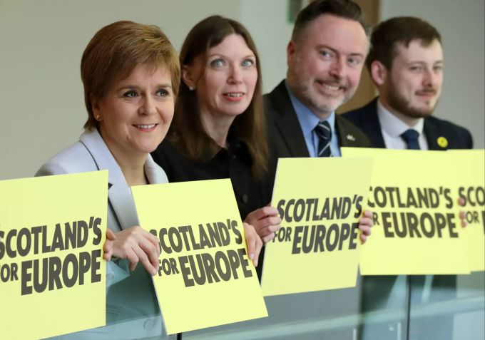 Nicola Sturgeon (l), Regierungschefin von Schottland, hält zusammen mit Kandidaten ihrer Partei SNP für die Europawahlen im Rahmen der Frühjahrskonferenz ihrer Partei ein Plakat mit der Aufschrift «Sotland's For Europe» in den Händen. Schottland Breit