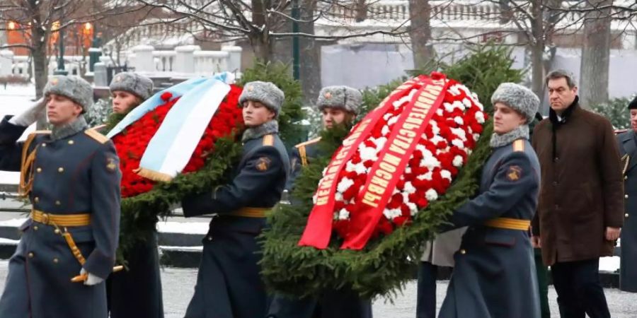 Markus Söder legt an der Kremlmauer am Grab des Unbekannten Soldaten einen Kranz nieder. Foto: Evgenia Novozhenina/Pool Reuters/AP/dpa