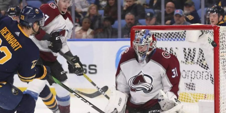 Parierte 23 von 24 Schüssen auf sein Tor: Goalie Philipp Grubauer (r) von Colorado Avalanche. Foto: Jeffrey T. Barnes/AP/dpa