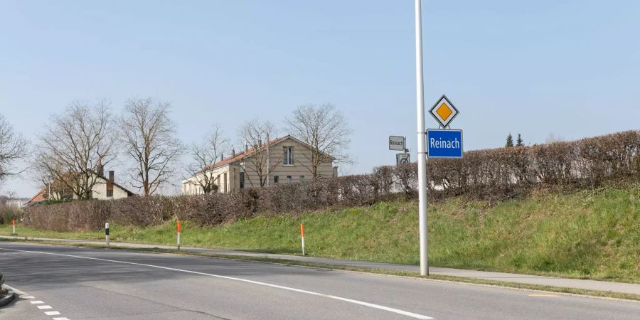 Die Einfahrt nach Reinach (AG).