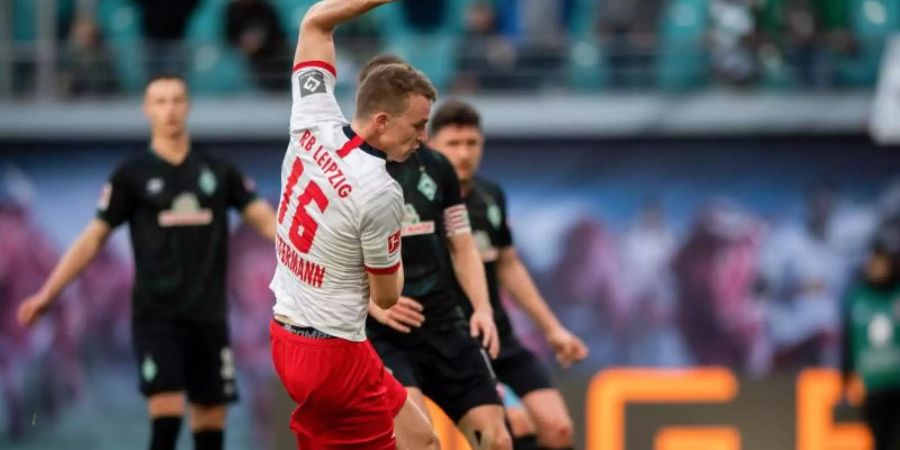 Lukas Klostermann brachte RB Leipzig beim Heimsieg gegen Bremen in Führung. Foto: Robert Michael/dpa