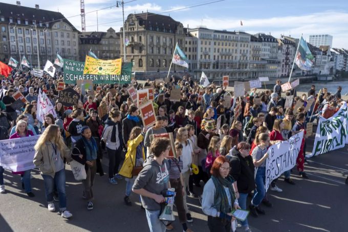 Der Zug von rund 600 Menschen zog durch die Innenstadt über den Marktplatz und die Mittlere Brücke bis hin zum Messeplatz. Demo Basel
