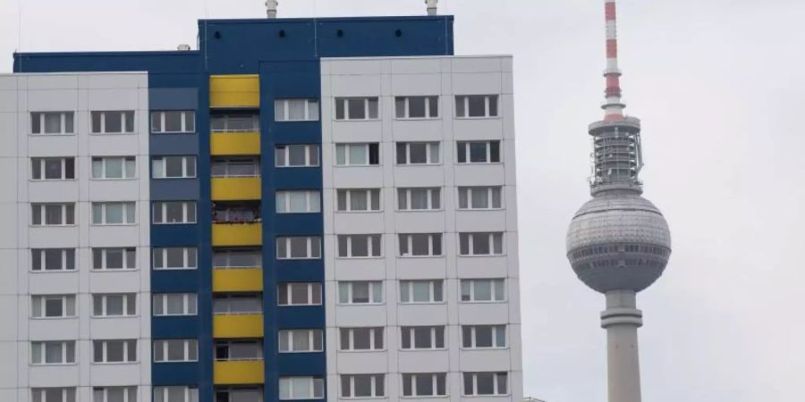 Seit wenigen Wochen gibt es in Berlin einen Mietendeckel. Foto: Jörg Carstensen/dpa
