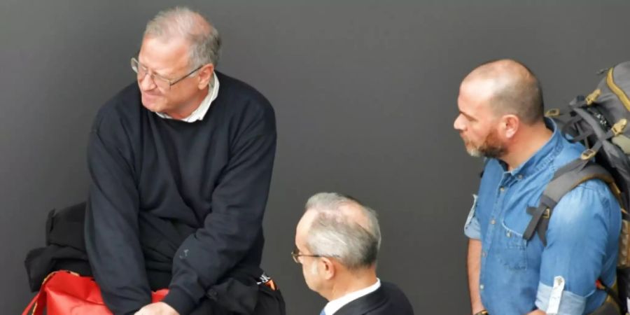 Carlos García Juliá (links) kurz vor seiner Auslieferung