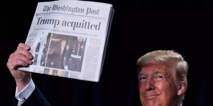 Ein höchst zufriedener Donald Trump mit der «Washington Post», die verkündet: «Trump Acquitted» (Trump freigesprochen). Foto: Evan Vucci/AP/dpa trump impeachment