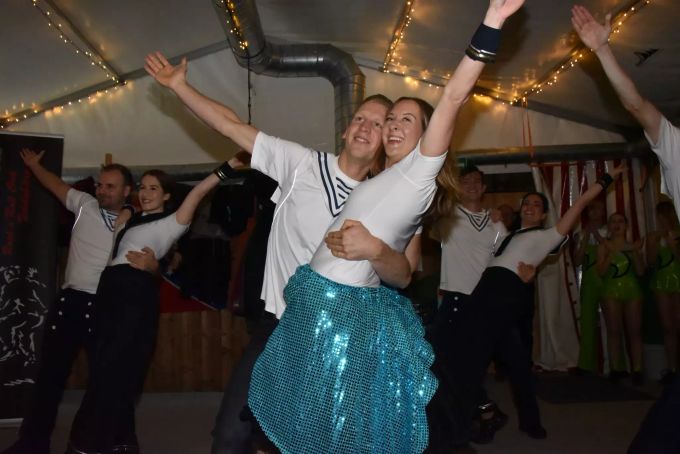 Auftritt an einem Geburtstag. Im April heiratet das Tanzpaar in der Mitte. Rock 'n' Roll Club Teddybären