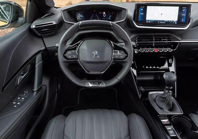 Das kleine tiefstehende Lenkrad sorgt für Go-Kart-Feeling im Peugeot 208 Peugeot 208